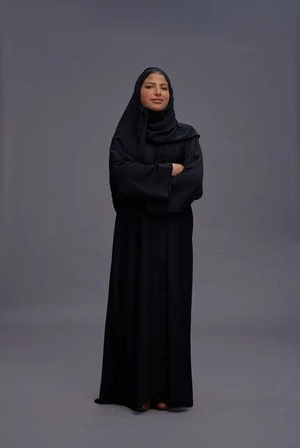 امرأة سعودية بالعباءة السوداء بوضعية الثقة في الاستوديو