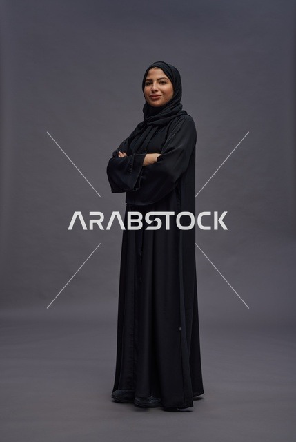 امرأة سعودية بالعباءة السوداء بورتريه استوديو