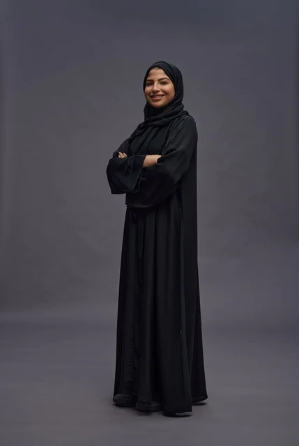 امرأة سعودية بالعباءة السوداء تصوير استوديو