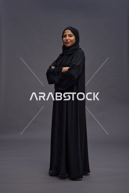 امرأة سعودية بالعباءة السوداء في استوديو تصوير