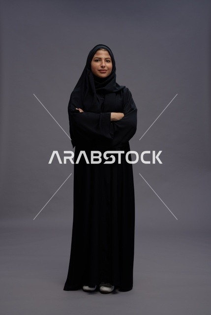 امرأة سعودية ترتدي العباءة السوداء في الاستوديو