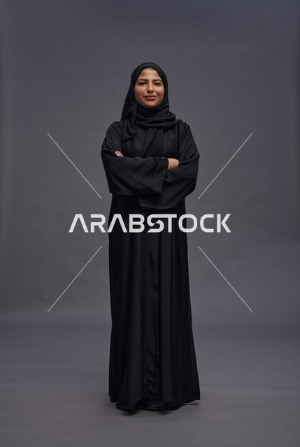 امرأة سعودية بالعباءة السوداء ووضعية واثقة
