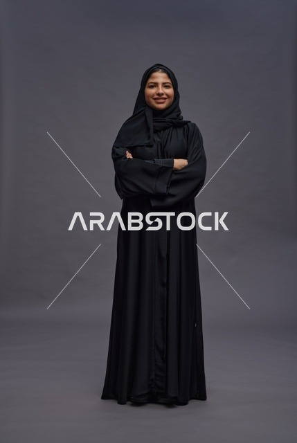 امرأة سعودية بالعباءة السوداء والذراعين المتقاطعتين