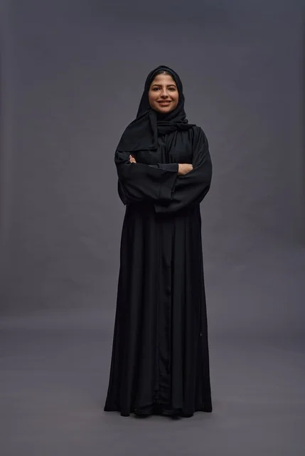 امرأة سعودية بالعباءة السوداء والذراعين المتقاطعتين