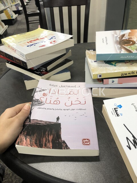 صورة مقربة لمجموعة من الكتب على الطاولة داخل مكتبة جرير في مدينة الرياض بالمملكة العربية السعودية ، إستعارة كتاب ، مفهوم القراءة والتعلم ، الكتابة والتأليف ، دار النشر في السعودية ، شركة جرير للتسويق