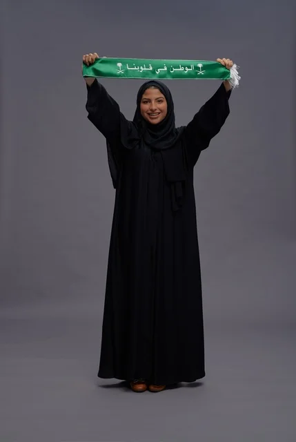 امرأة سعودية تحمل وشاح الوطن في الاستوديو