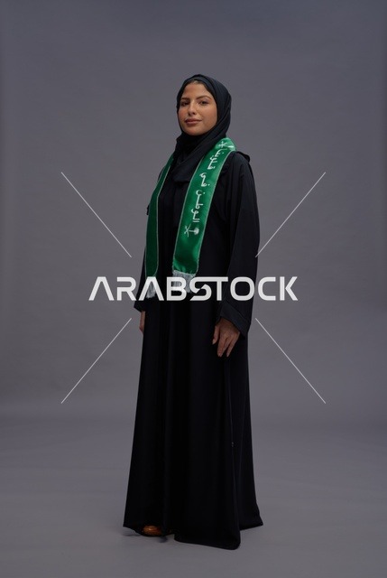 امرأة سعودية بوشاح اليوم الوطني في الاستوديو