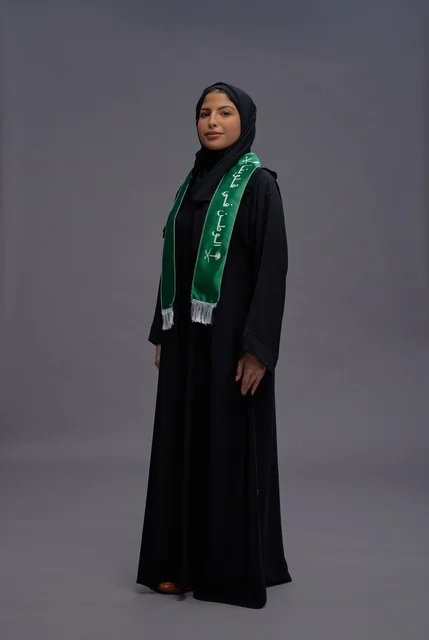 امرأة سعودية بوشاح اليوم الوطني في الاستوديو