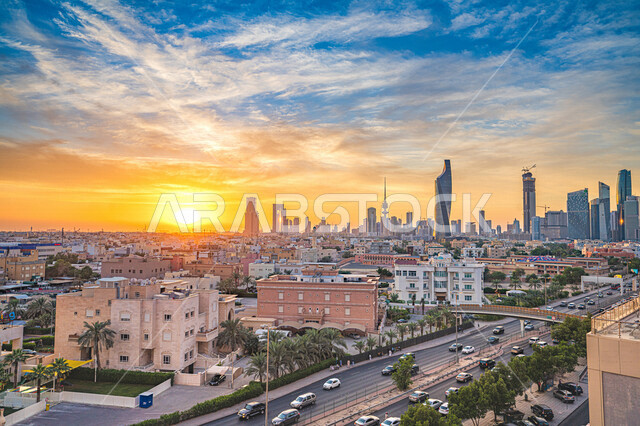 صورة جمالية لدولة الكويت وقت الغروب ، معالم سياحية مشهورة في مدينة الكويت ، السياحة في الكويت ، طرق وشوارع الكويت ، الفن الهندسي المعماري في دولة الكويت ، مباني ومنشآت في مدينة الكويت ، حركة سير السيارات على الطريق العام في الكويت