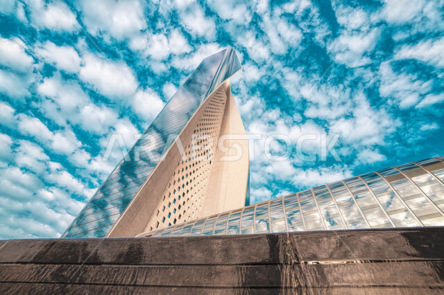 صورة جمالية لناطحة سحاب المركز التجاري بالكويت ، معالم سياحية مشهورة في الكويت ، الفن الهندسي المعماري في دولة الكويت ، أبراج الكويت ، جمال الغيوم في سماء الكويت ، برج التجارة ، البرج الملتوي بالكويت ، برج الحمراء الشهير بالكويت