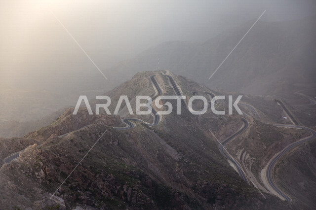 صورة من الأعلى لجبل حفيت في سلطنة عمان، طرق منحنية، الطبيعة الجبلية في عمان، جبال صخرية