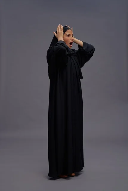 امرأة سعودية بعباءة سوداء بتعبيرات وجه مندهشة امرأة سعودية بعباءة سوداء بتعبيرات وجه مندهشة