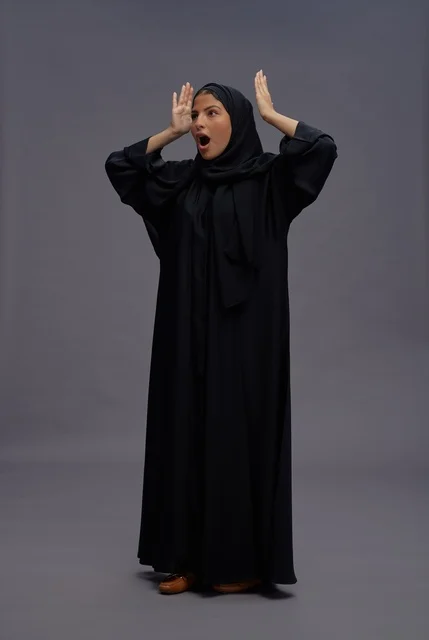 امرأة سعودية بالعباية السوداء تعبر عن الحماس