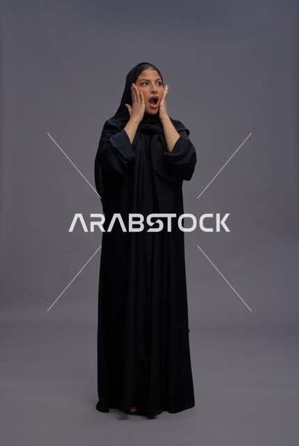 امرأة سعودية بعباءة سوداء مع تعبير حماسي