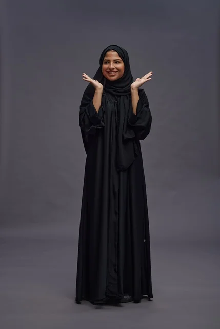 امرأة سعودية بعباية سوداء تعبر عن الحماس والبهجة