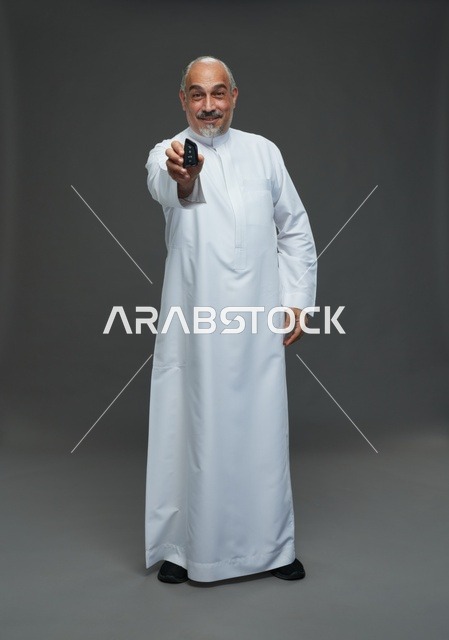 رجل سعودي مسن يحمل مفتاح سيارة