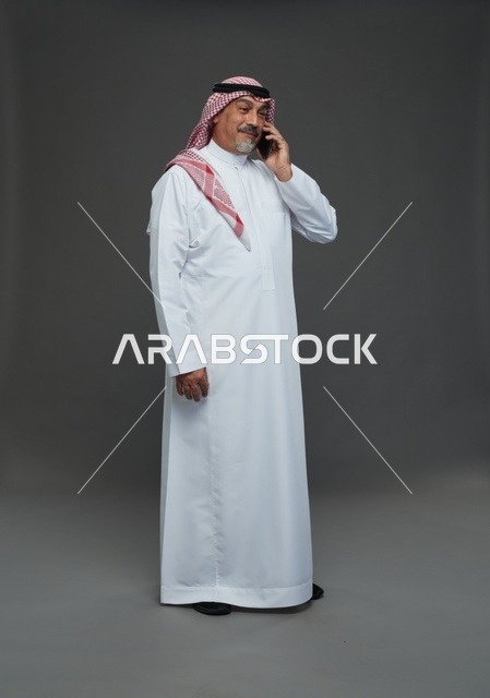 رجل سعودي مسن يتحدث بالهاتف في استوديو