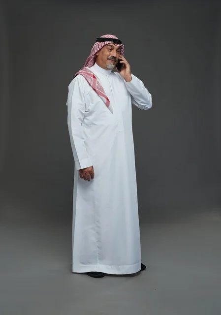 رجل سعودي مسن يتحدث بالهاتف في استوديو