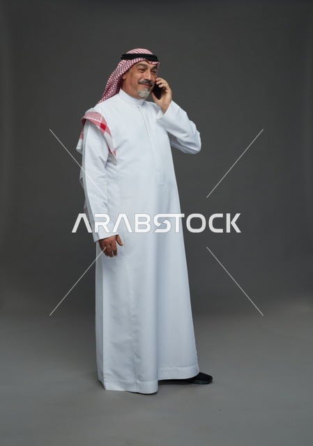 رجل سعودي مسن يتحدث بالهاتف في استوديو