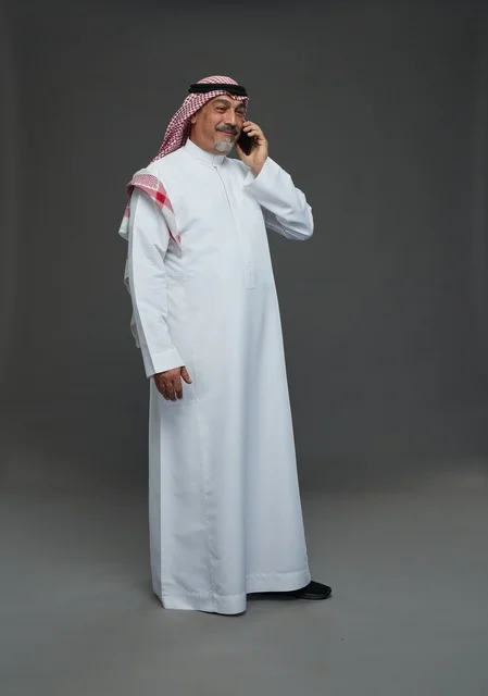 رجل سعودي مسن يتحدث بالهاتف في استوديو