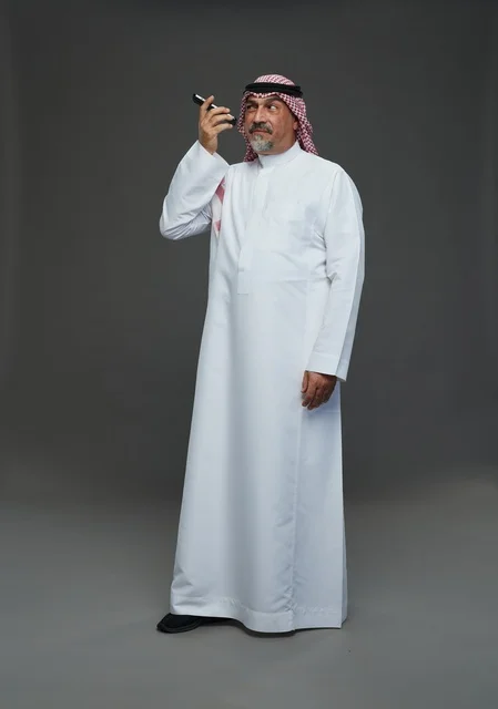 رجل سعودي مسن يتحدث بالهاتف في استوديو