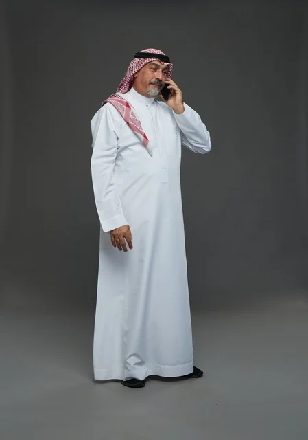 رجل سعودي مسن يتحدث بالهاتف في استوديو