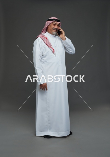 رجل سعودي مسن يتحدث بالهاتف في استوديو