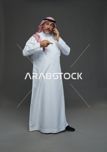 رجل سعودي مسن يتحدث في الهاتف في الاستوديو