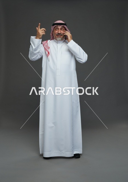 رجل سعودي مسن يتحدث بالهاتف في استوديو