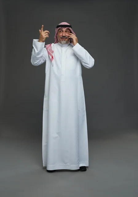 رجل سعودي مسن يتحدث بالهاتف في استوديو