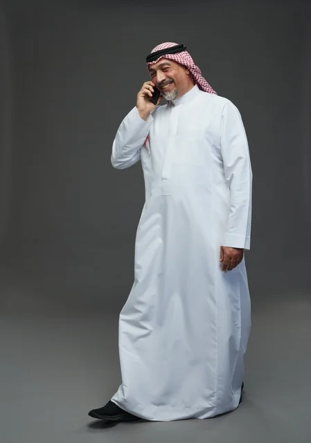 رجل سعودي مسن يتحدث بالهاتف في استوديو