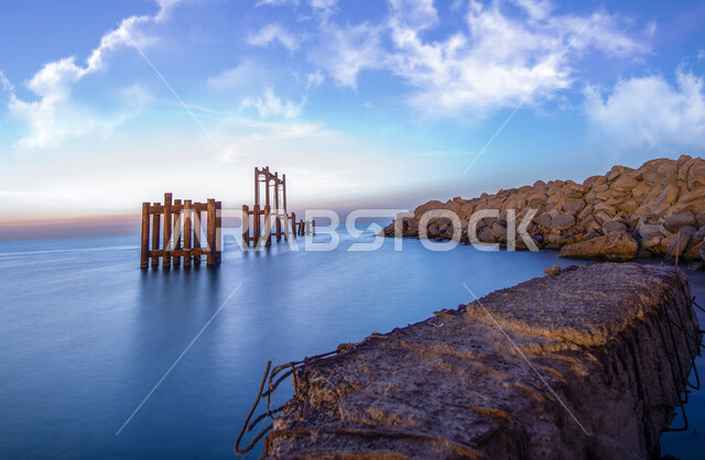 صورة جمالية على شاطئ الخليج العربي بالكويت ، الواجهة البحرية في الكويت ، خلفية للطبيعة ، المناظر البحرية الهادئة ، هدوء وجمال البحر ، بحر الكويت ، الطبيعة في الكويت ، معالم سياحية مشهورة بالكويت ، جمال الغيوم في سماء الكويت