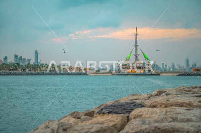 صورة جمالية لشاطئ مارينا كرسنت المطل على الخليج العربي بدولة الكويت ، جمال الواجهة البحرية في الكويت ، اماكن سياحية ترفيهيه بالكويت ، الطبيعة البحرية الهادئة ، هدوء وجمال الخليج العربي