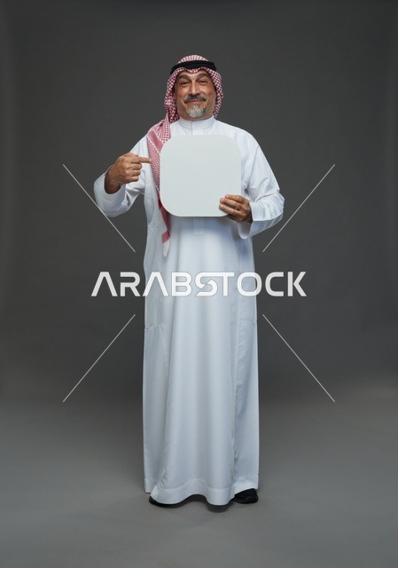 رجل سعودي مسن يحمل لوحة إعلانية فارغة