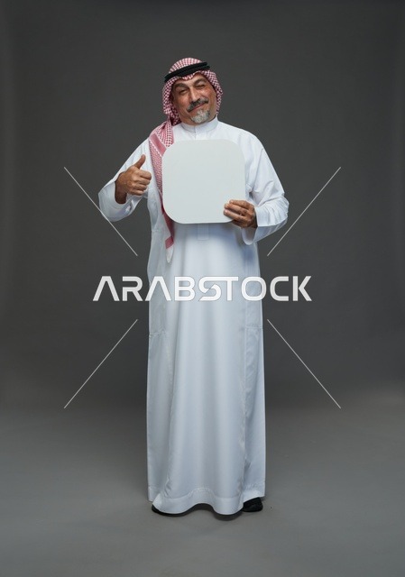 رجل سعودي مسن يحمل لوحة إعلانية بيضاء فارغة