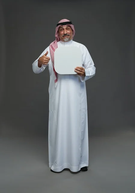 رجل سعودي مسن يحمل لوحة إعلانية فارغة