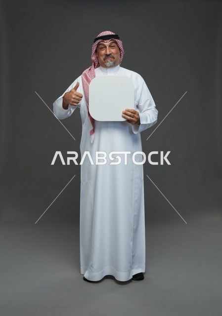 رجل سعودي مسن يحمل لوحة إعلانية فارغة