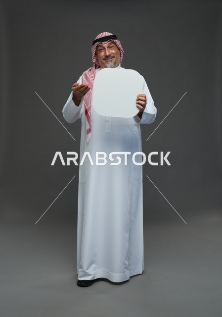 رجل سعودي مسن يحمل لوحة إعلانية بيضاء فارغة