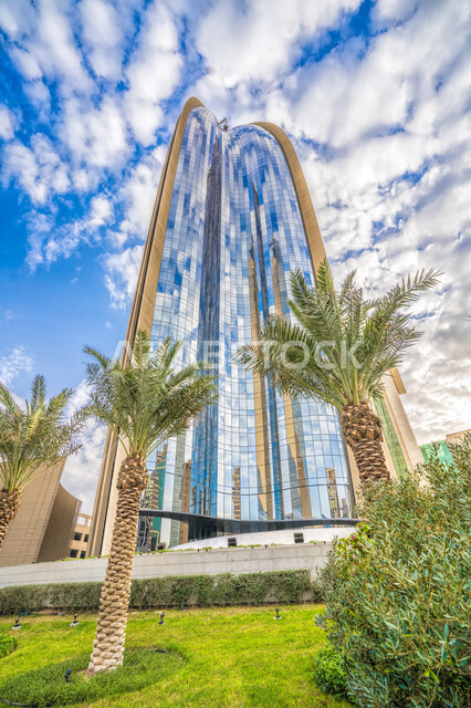 صورة بانوراما إبداعية لبرج بنك الكويت الوطني ، الفن الهندسي المعماري في الكويت ، ابراج وناطحات سحاب ، معالم مشهورة في دولة الكويت ، السياحة في الكويت ، جمال الغيوم في سماء الكويت