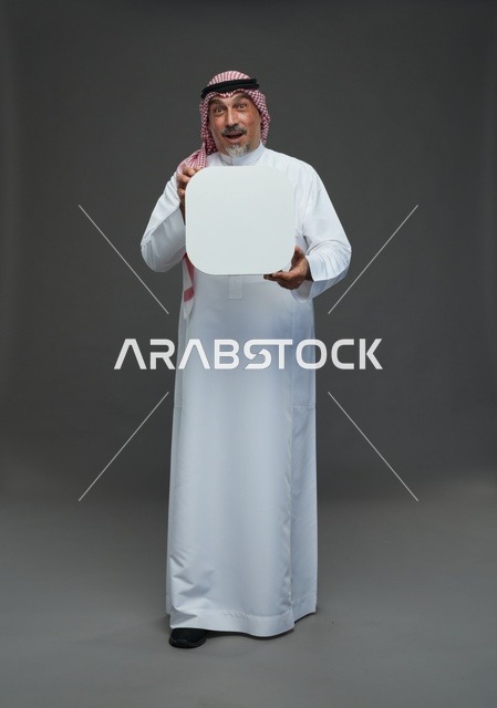 رجل سعودي مسن يحمل لوحة إعلانية فارغة