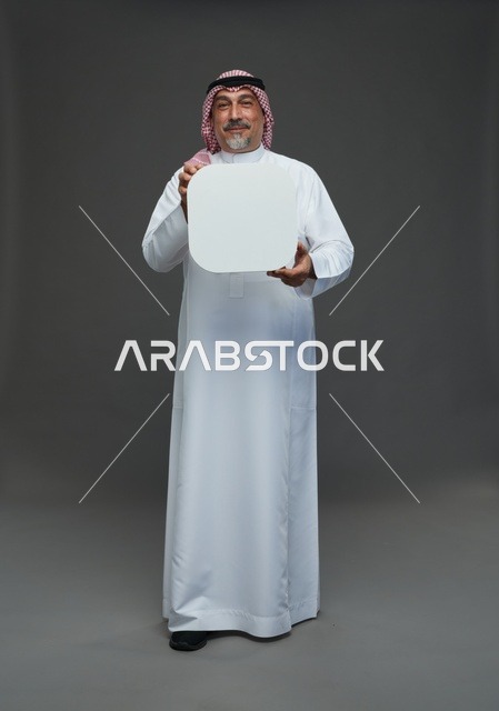 رجل سعودي مسن يحمل لوحة إعلانية بيضاء فارغة