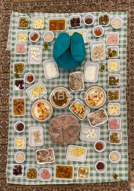 صورة مقربة لسفرة إفطار سعودية في صباح يوم العيد، أصناف متعددة من الطعام اللذيذ، أكلات عربية، مأكولات سريعة، افطار صباحي، وجبات الإفطار