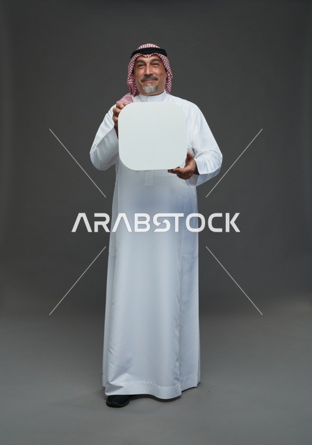 رجل سعودي مسن يحمل لوحة إعلانية بيضاء فارغة
