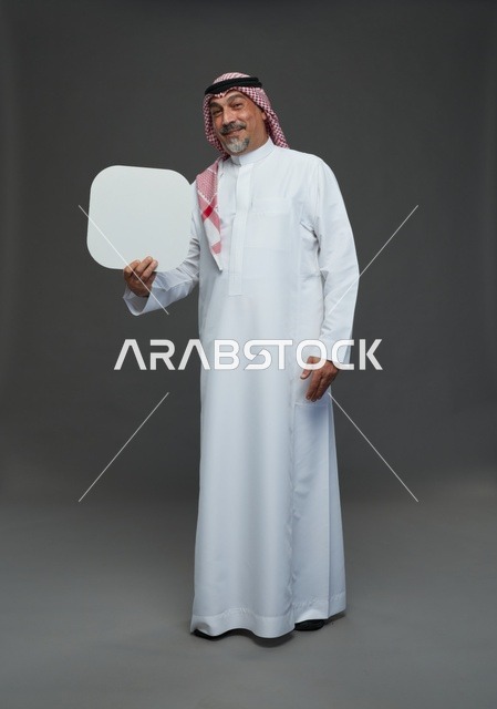 رجل سعودي مسن يحمل لوحة إعلانية فارغة