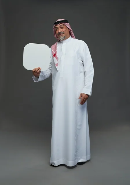 رجل سعودي مسن يحمل لوحة إعلانية فارغة