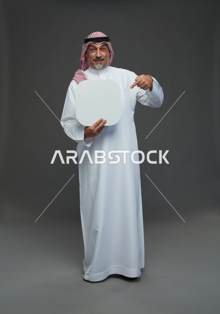 رجل سعودي مسن يحمل لوحة إعلانية فارغة