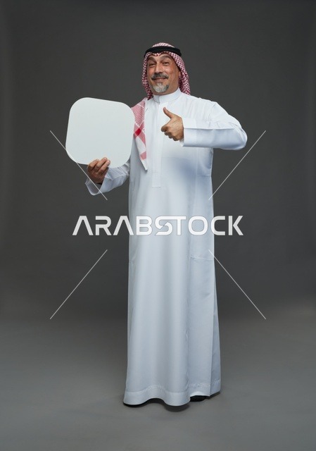 رجل سعودي مسن يحمل لوحة إعلانية فارغة