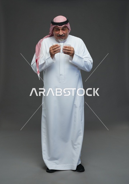 رجل سعودي مسن يعطس في منديل ورقي بالاستوديو