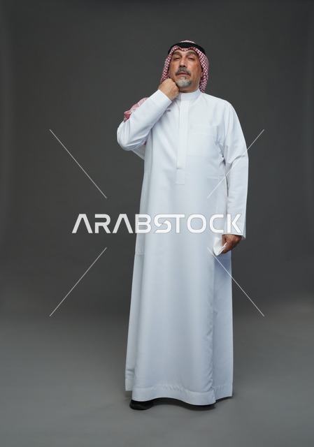 رجل سعودي مسن يعطس في منديل ورقي داخل الاستوديو