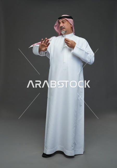 رجل سعودي مسن يعطس في منديل ورقي داخل الاستوديو